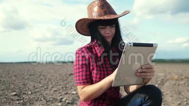 智慧生态是一种收获农业的耕作理念。 女孩农民用数字平板电脑研究生活方式地球污垢在